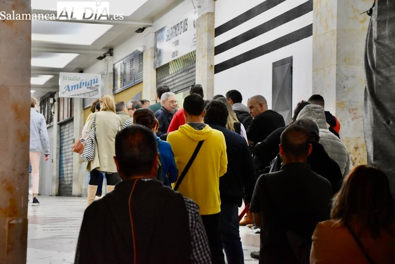 Euforia en el Salamanca UDS: más de 5.000 entradas vendidas el primer día y hasta Rafa Dueñas baja a la boutique a echar una mano