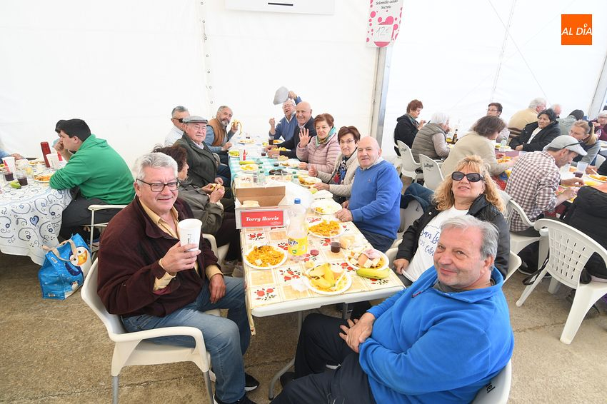 Cabrillas disfruta de una paella popular por invitación de la Asociación de Cazadores
