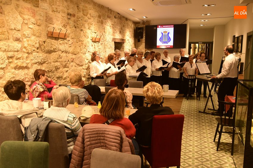 La Coral Dámaso Ledesma sorprende a turistas y clientes del Restaurante Castilla
