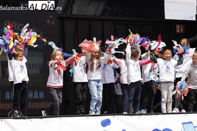 El Danzar de los danzares triunfa en Castellanos de Moriscos con 1.300 escolares