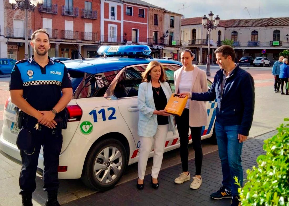 El Ayuntamiento entrega un nuevo desfibrilador semiautomático a la Policía Local 