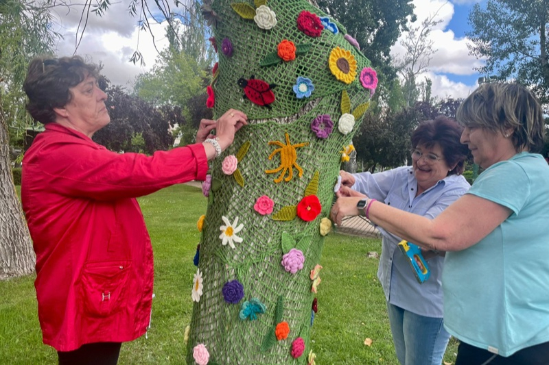 Los Jardines se visten de colores con las originales creaciones del grupo de ganchilleras