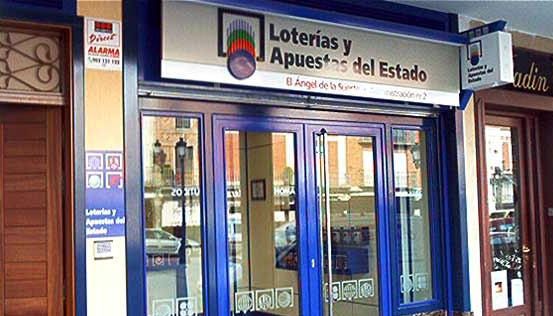 Es una alegría inmensa. Así se muestra la responsable de El Ángel de la Suerte al entregar 120.000 euros en el segundo premio de la Lotería Nacional