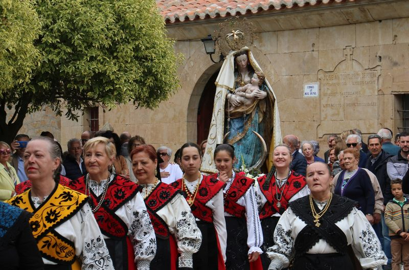 Villamayor se rinde ante su patrona, la Virgen de los Remedios