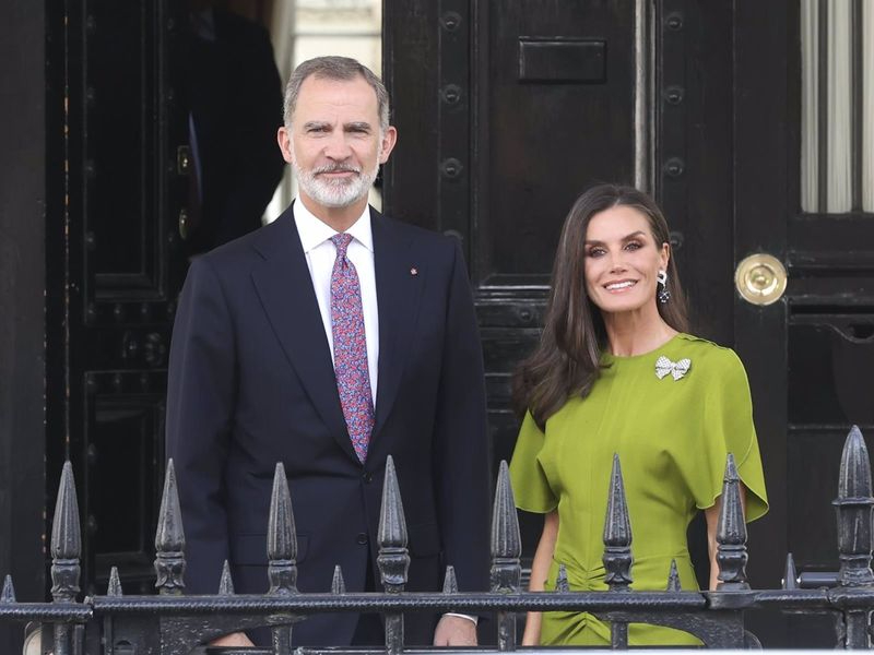 La Reina Letizia cautiva Londres con un diseño de Victoria Beckham