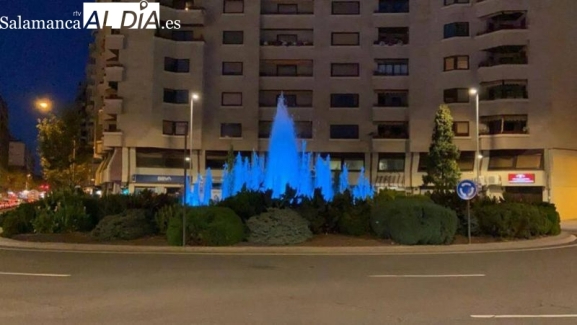 La fuente de la Puerta de Zamora se ilumina este martes de color azul contra el acoso escolar