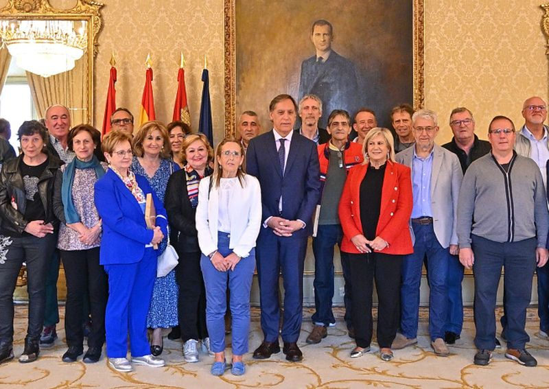 El Ayuntamiento homenajea a los 43 funcionarios municipales jubilados en el último año 