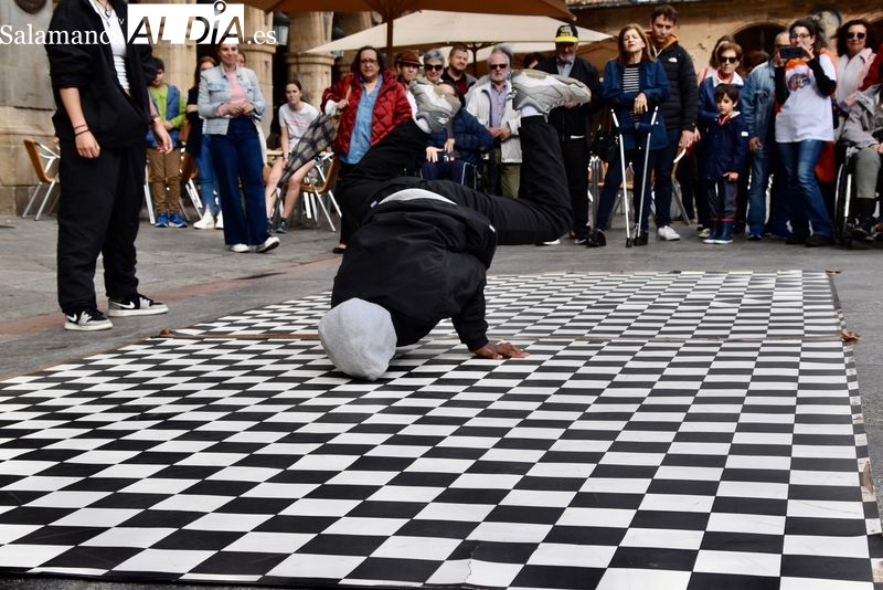 La Plaza Mayor se llena de magia y música gracias a la actuación de la Escuela de Circo del Santiago Uno