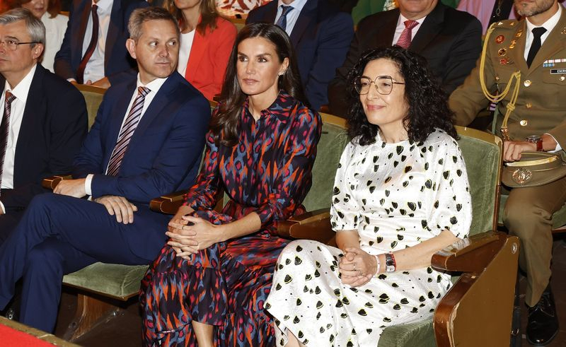 La Reina Letizia sorprende con un original vestido camisero