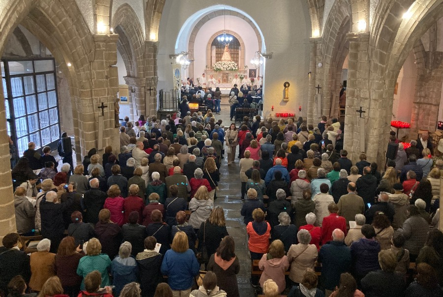 Fieles de la Diócesis suben a la Peña siguiendo la llamada de José Luis Retana