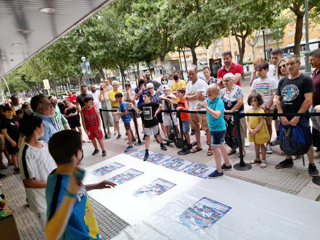 Exhibición de un campeón internacional de peonzas en El Corte Inglés de Salamanca 