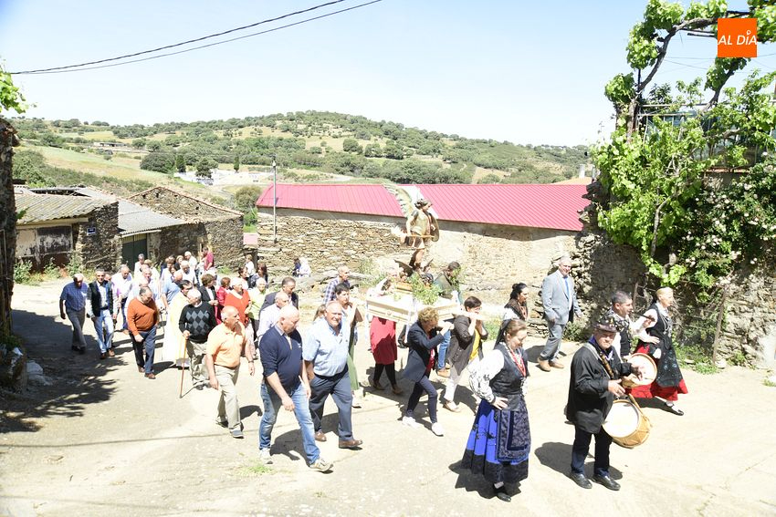 La Atalaya honra a San Miguel Arcángel al son de repique de campanas, gaita y tamboril