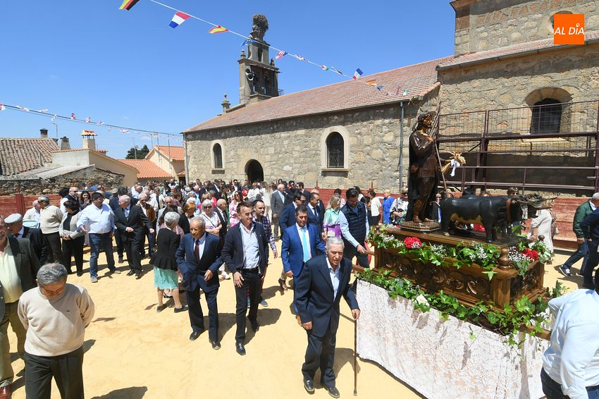 Hombres y mujeres del Campo Charro bendicen sus tierras mirando al cielo
