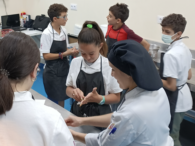 Aprender y disfrutar cocinando; así son los campamentos de verano de la Escuela Hostelería de Salamanca