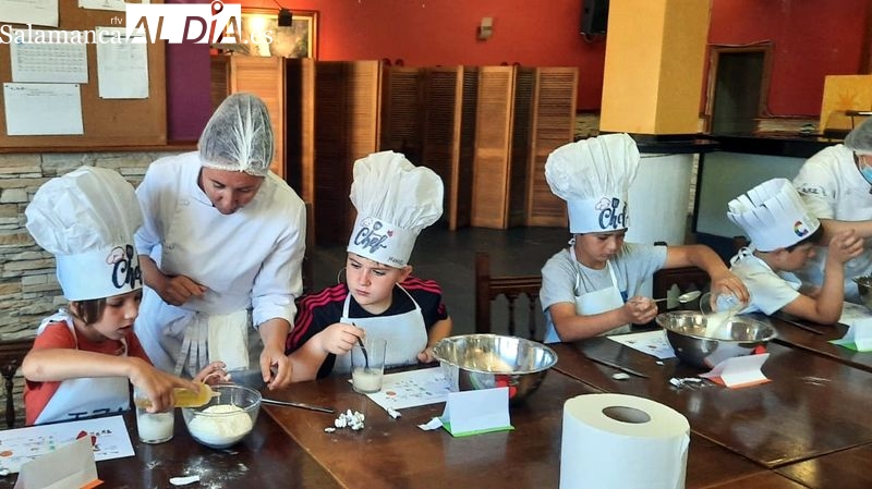 Los escolares de Hinojosa de Duero aprenden a elaborar pizzas en una sesión de cocina activa