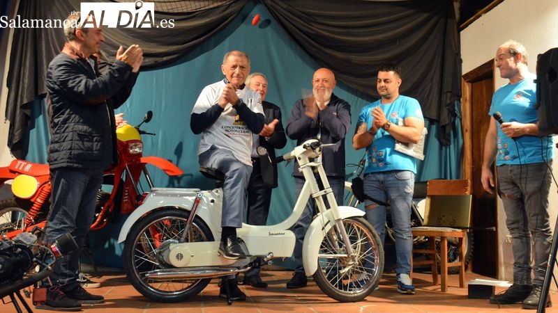 Emotivo homenaje de los vespineros y de San Felices de los Gallegos a Vicente Carranza