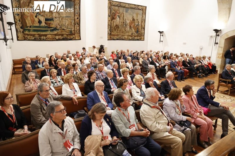 Emotivo reencuentro de los alumnos que se graduaron en la USAL hace más de 50 años