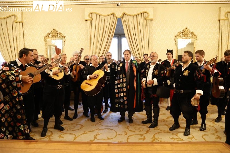 La Real Asociación de Antiguos Tunos de la Universidad de Salamanca es recibida en el Ayuntamiento