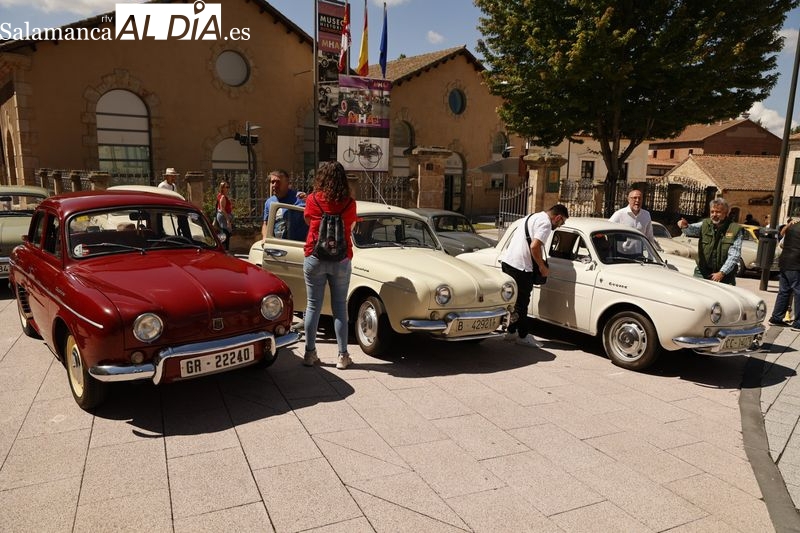 Espectacular caravana de antiguos Renault Dauphine, Ondine y Gordini en Salamanca
