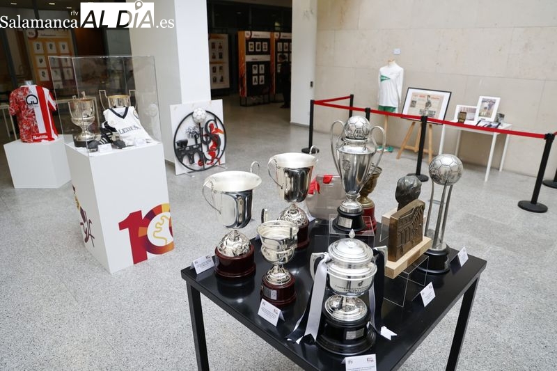La FCYLF celebra el centenario del fútbol federado en Salamanca con una exposición y la compañía de importantes figuras