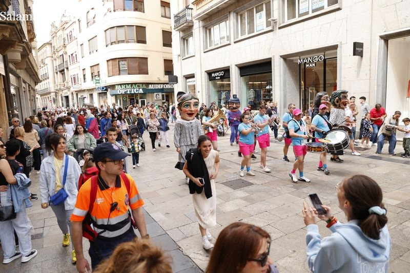 Los cabezudos llenan de alegría, color y ritmo el centro de Salamanca