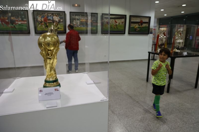 El Mundial y las tres Eurocopas ganadas por España, expuestas en Salamanca