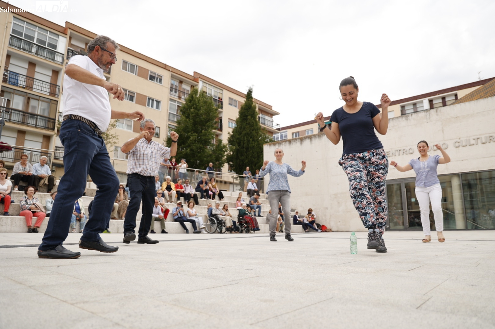 Los bailes tradicionales animan la tarde en la plaza de Trujillo