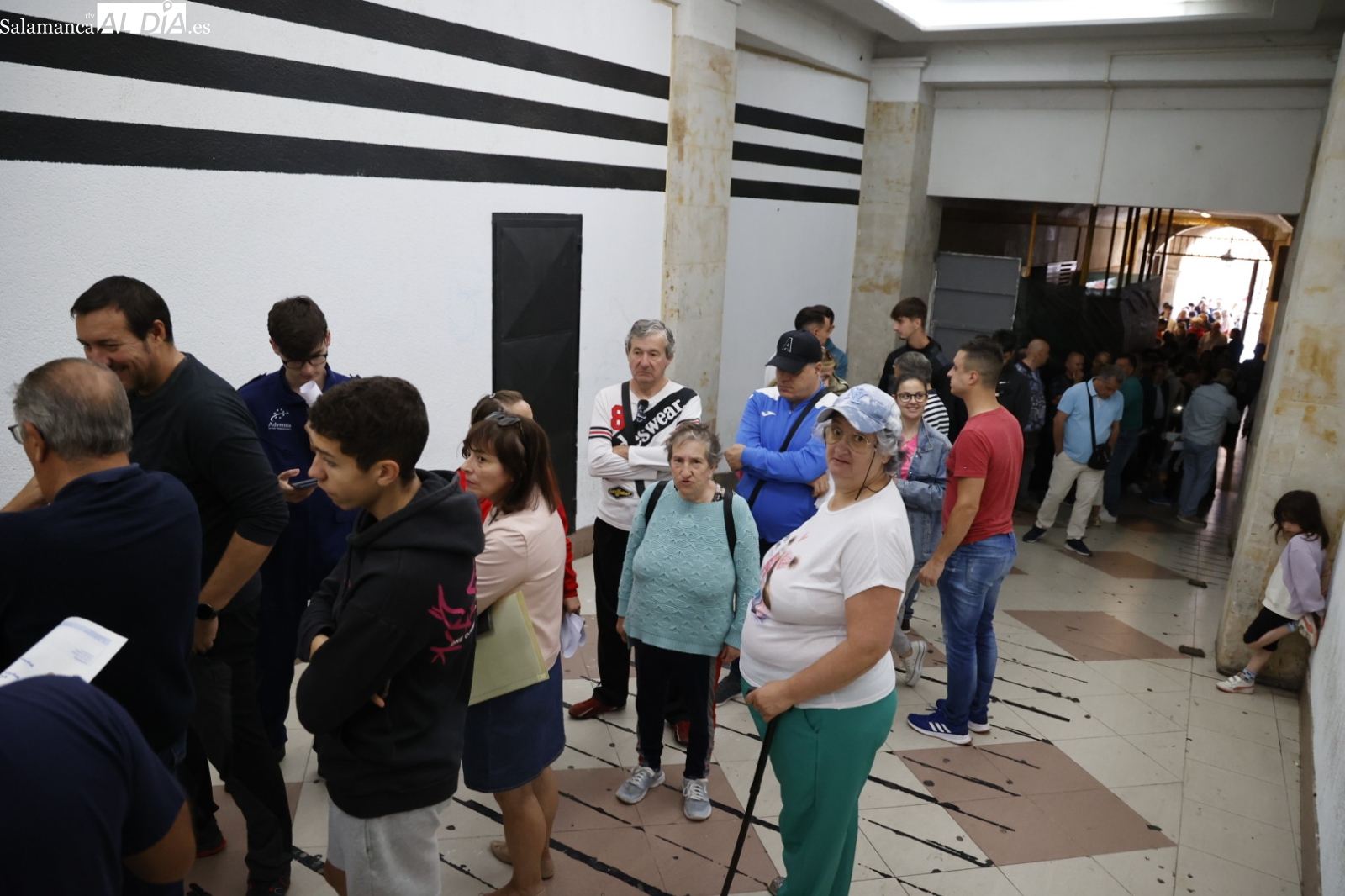 Colas en el pasaje de la Plaza Mayor para renovar el carnet de abonado en el Salamanca UDS