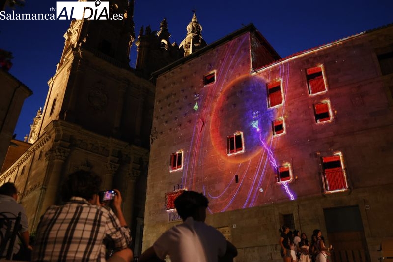 Sorprendente viaje en la fachada de la Casa de las Conchas