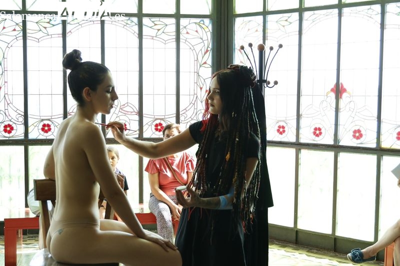 La Casa Lis se llena de color gracias a un espectáculo de pintura corporal y música