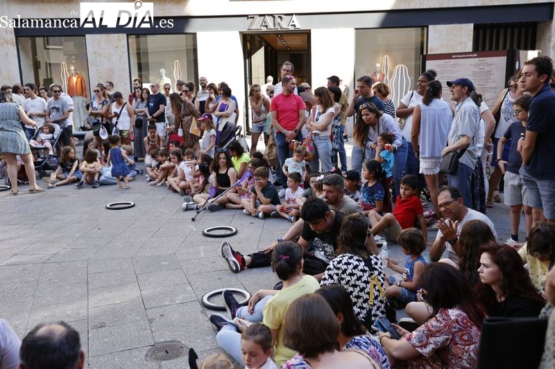Diametro 13 divierte a los más pequeños en la plaza del Liceo