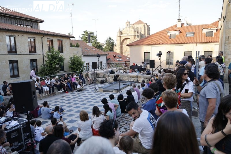 Gran tarde de música en la Cueva de Salamanca con el concierto de Fetén Fetén 