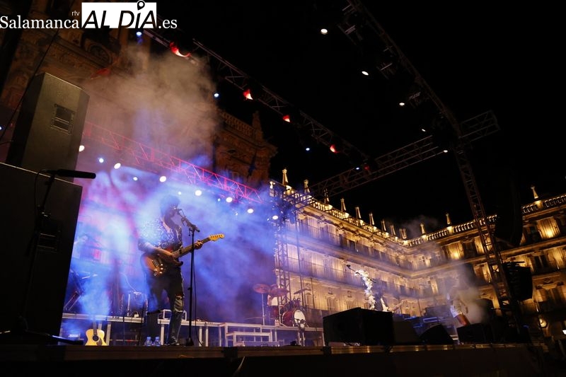 Sofía Ellar hace vibrar a Salamanca con una Plaza Mayor abarrotada