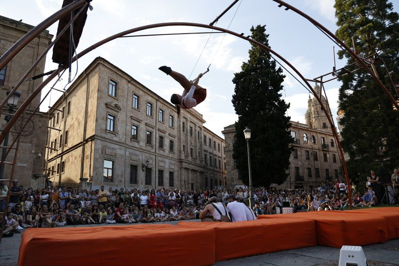 Kanbahiota Trup llena de ambiente la plaza de Anaya con su espectáculo