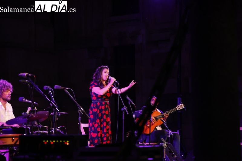 Un Patio Chico abarrotado acoge el concierto de Anna Colom