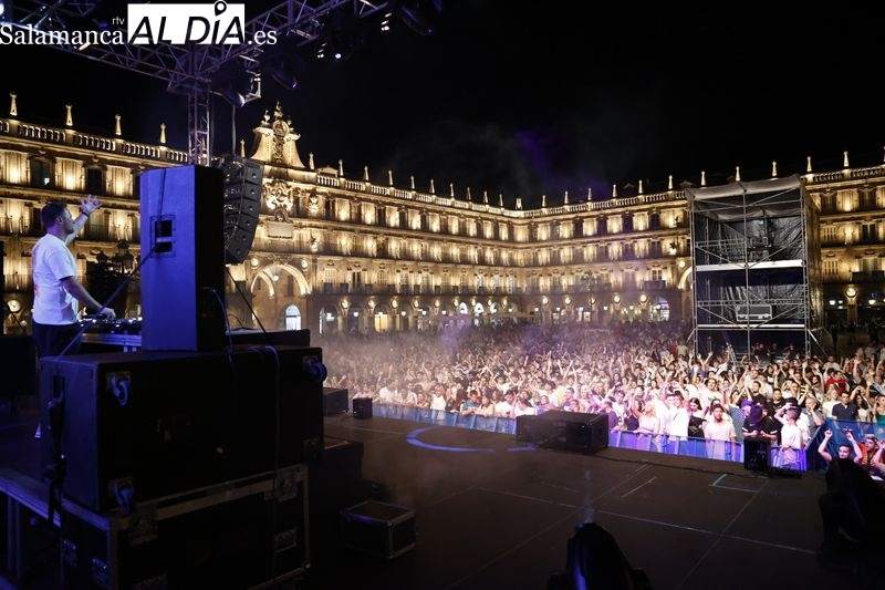 Lleno en la Plaza Mayor para saltar con la música electrónica de Yves V y Brian Cross