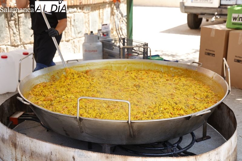 Los vecinos de Pelabravo disfrutan de una gran paella para celebrar San Juan Bautista