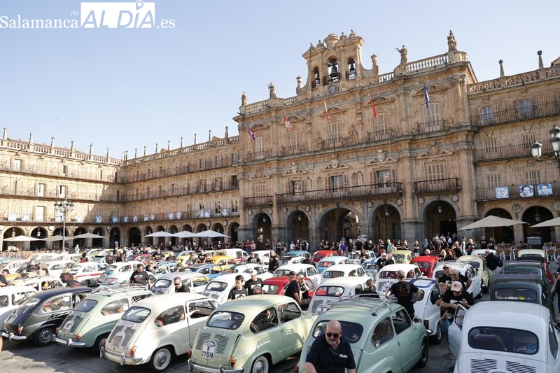 Más de un centenar de Seat 600 invaden la Plaza Mayor
