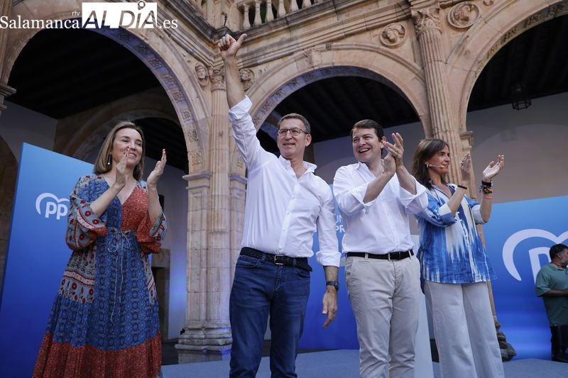 Feijóo visita Salamanca e ironiza sobre Sánchez, como gran presentador, y le pide que entreviste en sus shows a Irene Montero