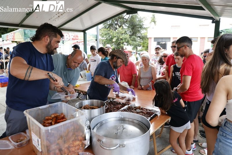 En Pelabravo acaban bien las fiestas: todos los vecinos degustan una rica parrillada