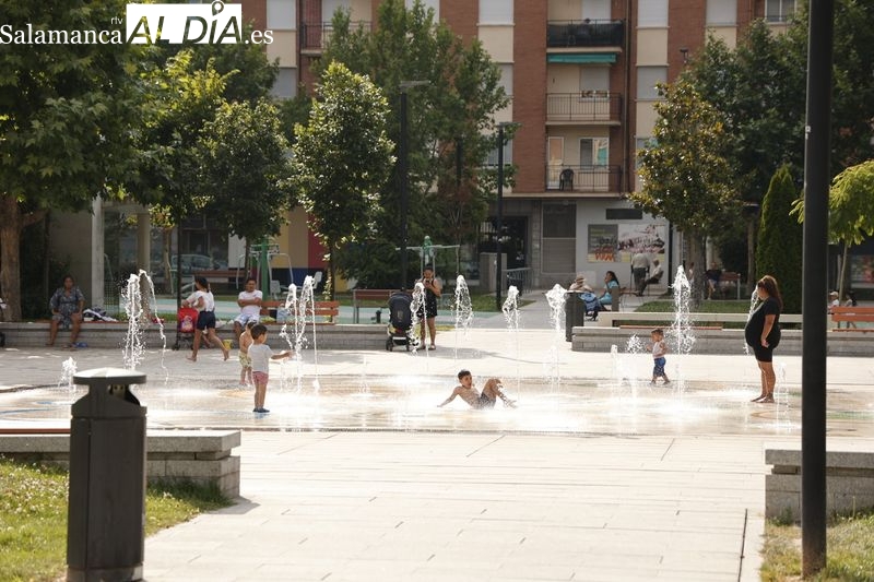 Los salmantinos sufren el calor y el bochorno en la tarde de este domingo