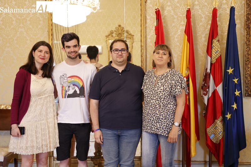Diferentes representantes de Iguales, recibidos en el Ayuntamiento con motivo de la celebración del Día Internacional del Orgullo LGTBI+