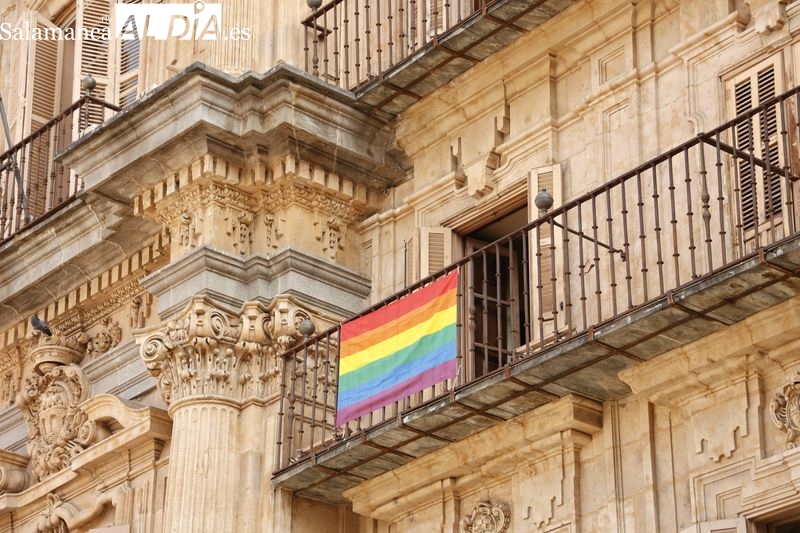 La bandera LGTBI ya luce en Salamanca