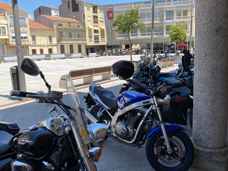 Jamón y motos en la Plaza Mayor de Guijuelo