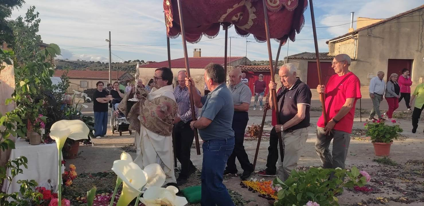 La Atalaya celebra el Corpus con una amplísima ornamentación