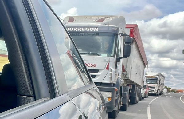Monumental atasco en el paso a nivel de Babilafuente, cerca de media hora cerrado y sin trenes