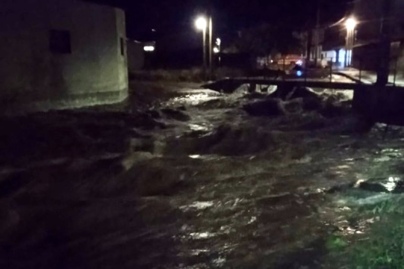 Noche de nervios e intervención de los Bomberos en Alaraz tras una gran tormenta que dejaba inundaciones a su paso