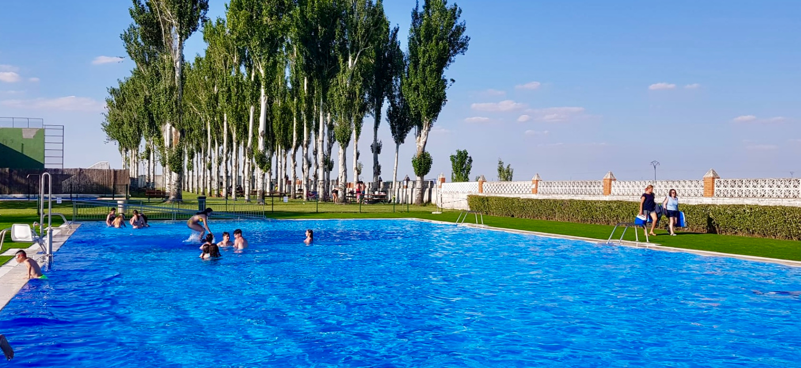 Buena afluencia y ambiente en la apertura de las piscinas de Peñaranda