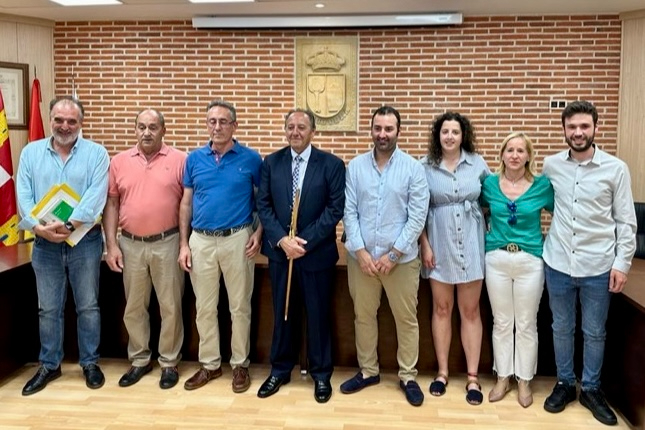 El bastón de mando de Macotera, ya en las manos de su nuevo alcalde, Benjamín Madrid