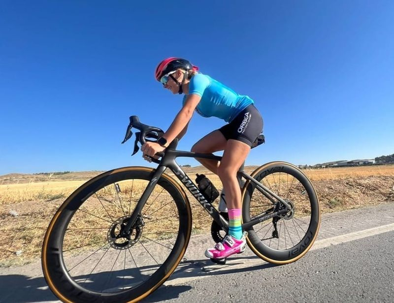 La triatleta Alba Álvarez, nueva cara de la Escuela de Ciclismo Salmantina